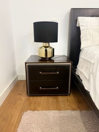 Dormitorio Matrimonio: Cama, 2 Mesillas, Cómoda