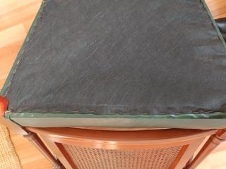 Silla antigua de madera con asiento de cuero