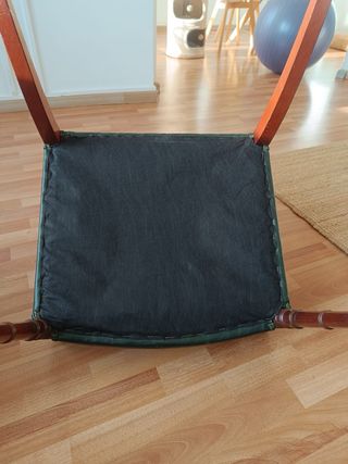 Silla antigua de madera con asiento de cuero