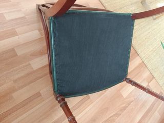 Silla antigua de madera con asiento de cuero