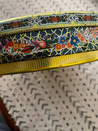 Caja antigua Solano flores dorada