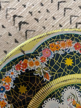 Caja antigua Solano flores dorada