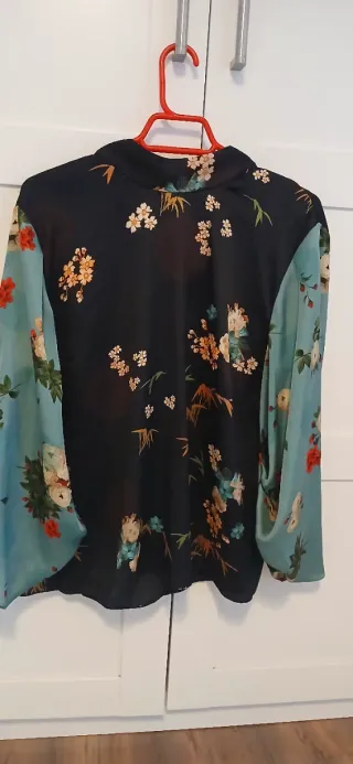 Blusa de raso con estampado floral.
