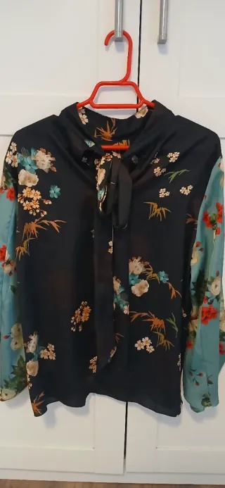 Blusa de raso con estampado floral.
