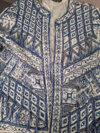 Chaqueta bordada azul y blanco
