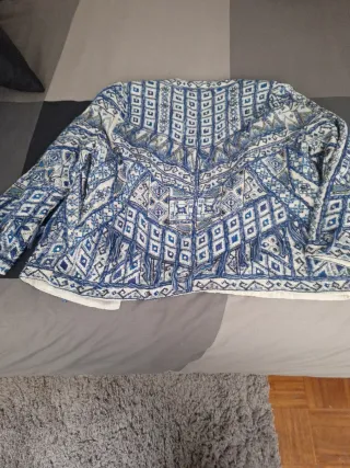 Chaqueta bordada azul y blanco