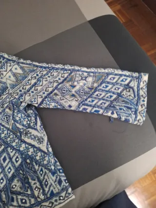 Chaqueta bordada azul y blanco