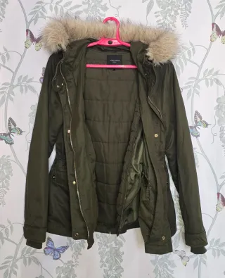 Parka Zara verde militar con capucha