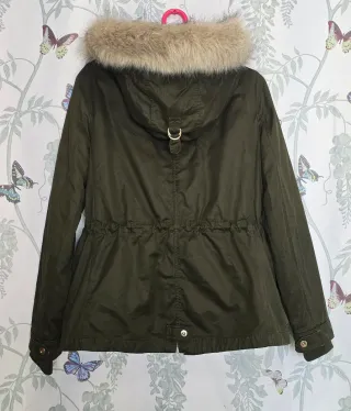 Parka Zara verde militar con capucha