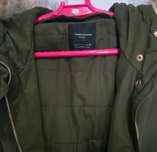 Parka Zara verde militar con capucha