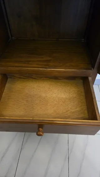 Vitrina de madera con puertas de cristal