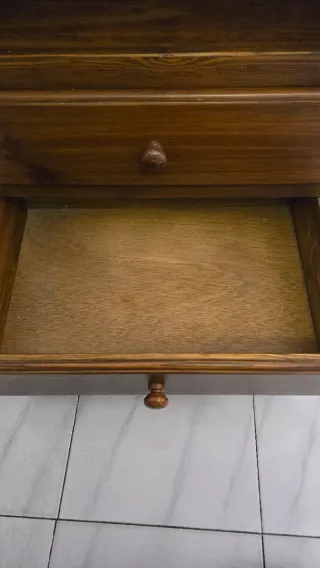 Vitrina de madera con puertas de cristal