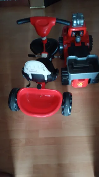 Dos triciclos rojos para niños los dos por 35 eurs