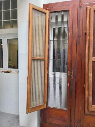 Puerta doble mobila vieja