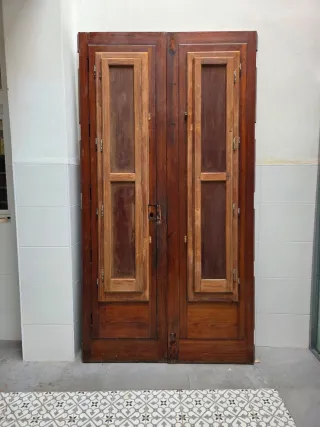 Puerta doble mobila vieja