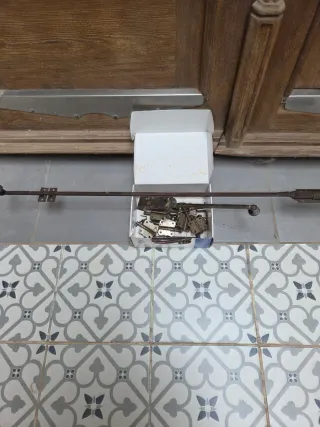 Puerta doble mobila vieja