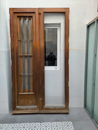 Puerta doble mobila vieja