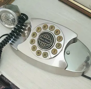 Teléfono retro plateado