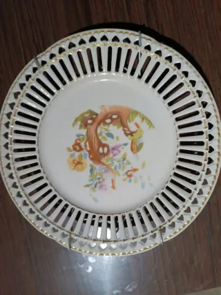 Antiguo plato decorativo calado