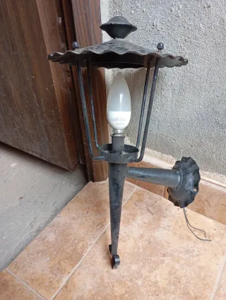 Farol de forja negro