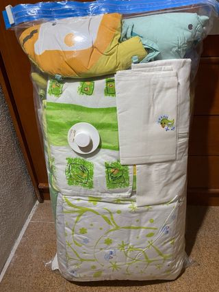 Ropa de cuna: sábanas, edredón y cubrecolchón.