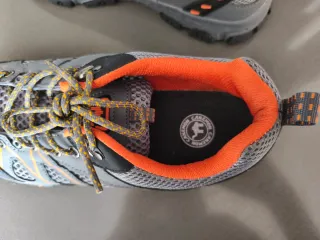 Zapatillas de senderismo grises y naranjas