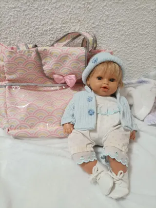 Muñeca Arias con bolso cambiador.