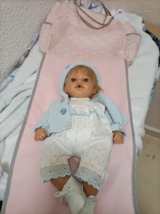 Muñeca Arias con bolso cambiador.