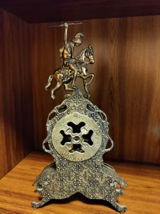 Reloj de mesa metal figura caballero