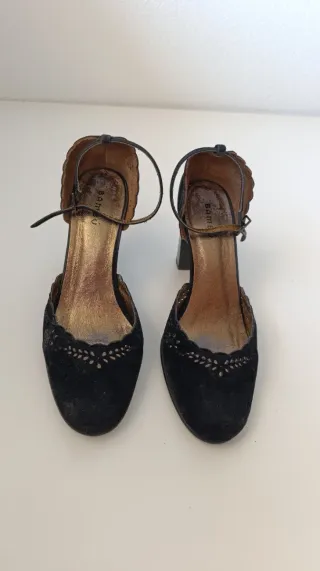 Zapatos tacón terciopelo negro con tira y hebilla