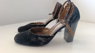 Zapatos tacón terciopelo negro con tira y hebilla