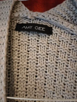 Cardigan grigio lavorato a maglia