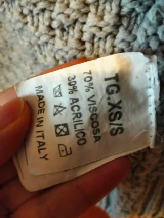 Cardigan grigio lavorato a maglia