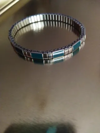 Pulsera elástica plateada con detalles verde esmer
