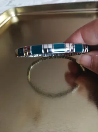 Pulsera elástica plateada con detalles verde esmer