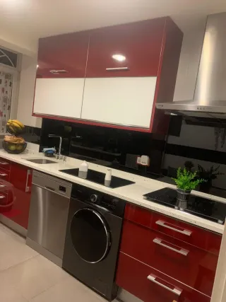 Muebles de cocina rojos alto brillo