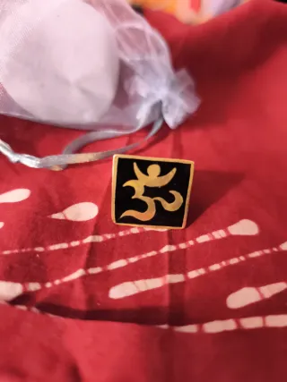 Anillo Om Vintage Dorado y Negro