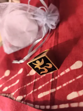 Anillo Om Vintage Dorado y Negro