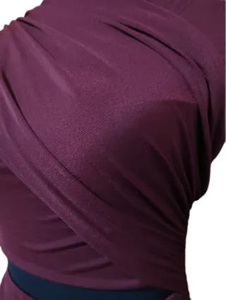 Vestido ceñido burdeos manga larga