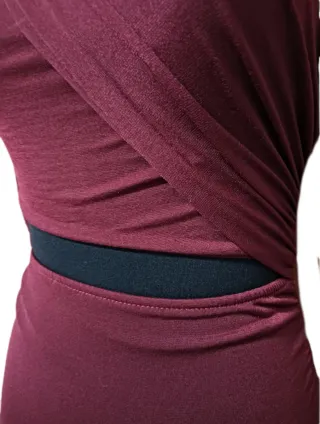 Vestido ceñido burdeos manga larga