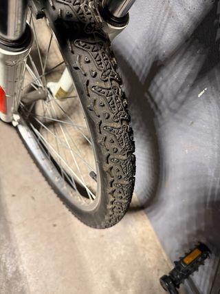 Bicicleta Orbea MTB Negra y rockrider