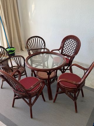 Conjunto mesa y sillas de ratán