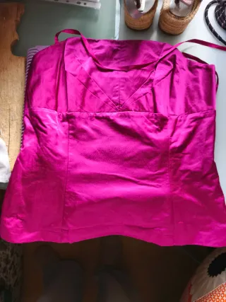 Top palabra de honor fucsia satinado