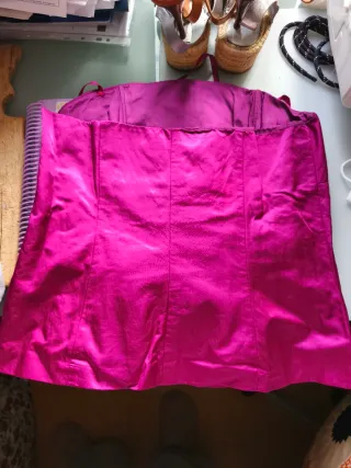 Top palabra de honor fucsia satinado