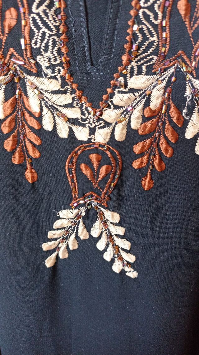 Túnica árabe bordada