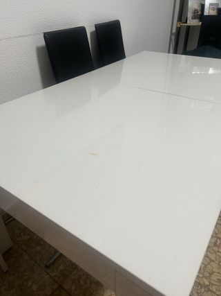 Mesa de salón blanca grande