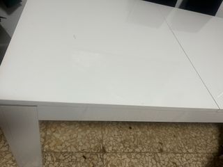 Mesa de salón blanca grande