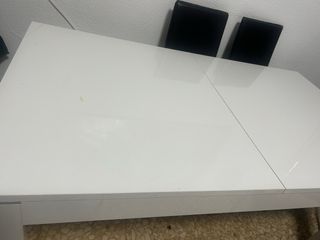 Mesa de salón blanca grande