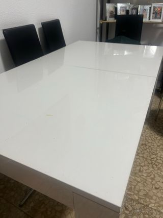 Mesa de salón blanca grande
