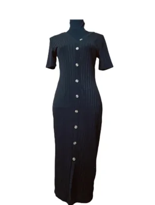 Vestido largo de punto negro con botones